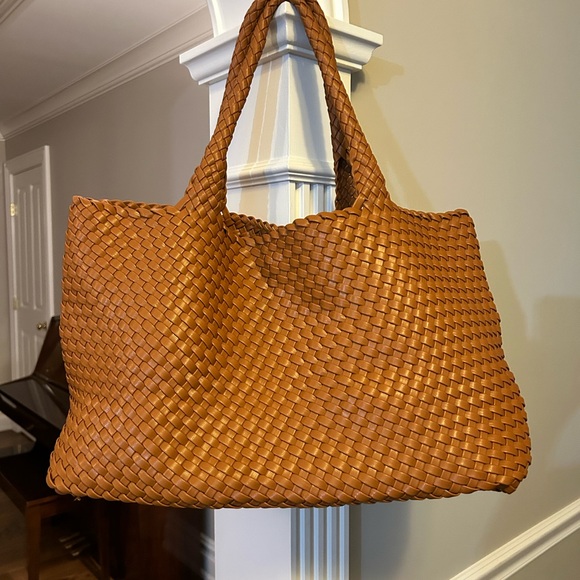 Elegant Tan Woven Tote Bag - Picture 3 of 3